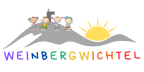 Logo der Kindertagespflegestelle in Hünfeld-Großenbach, Weinbergwichtel: Vier fröhliche Kinder stehen auf einem stilisierten Weinberg-Hügel neben dem Aussichtsturm Via Regia am Weinberg Hünfeld, während rechts eine Sonne aufgeht; darunter der bunte Schriftzug „Weinbergwichtel“.